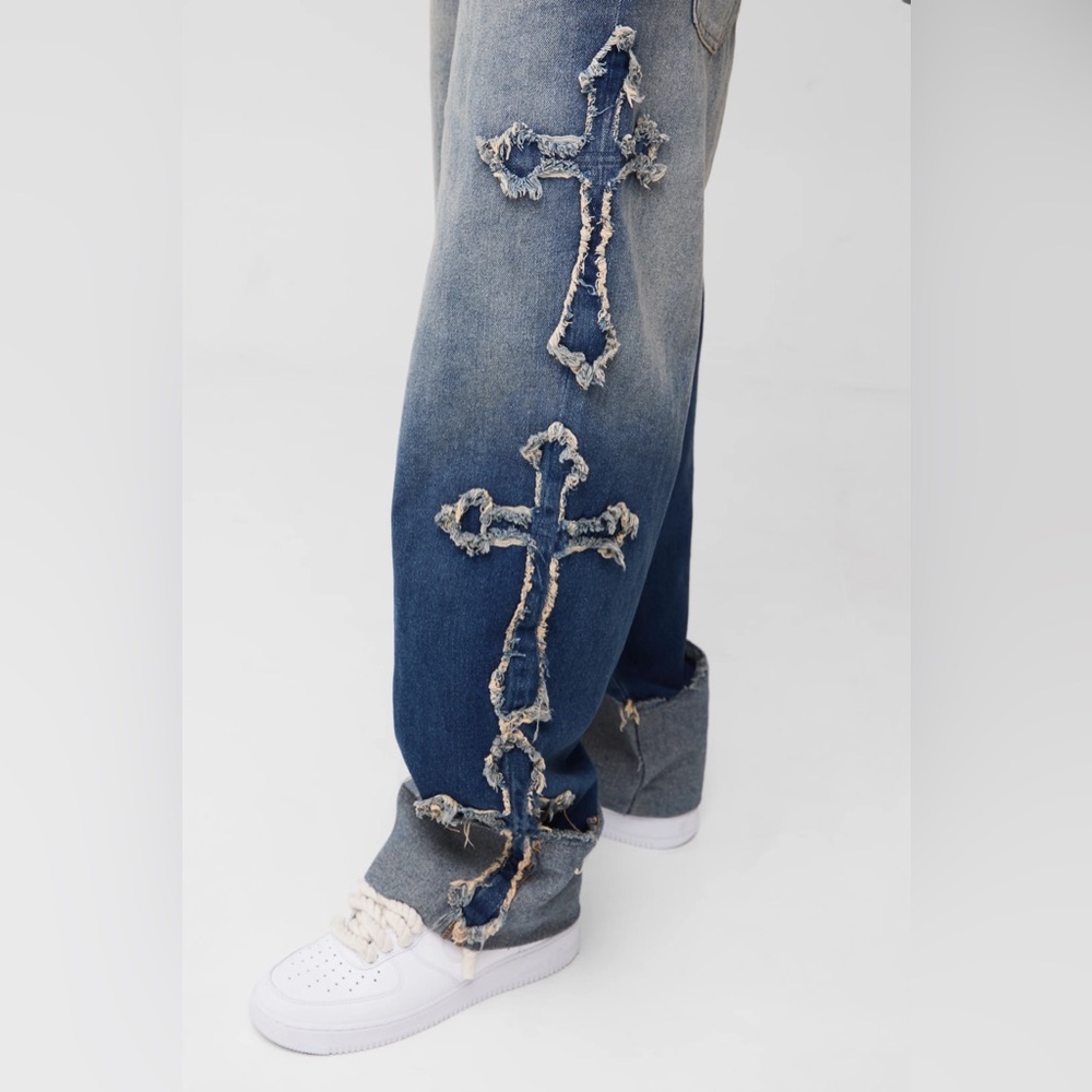 BoohooMAN Relaxed Rigid Cross Applique Denim Jeans antique blue - Picture 3 of 11